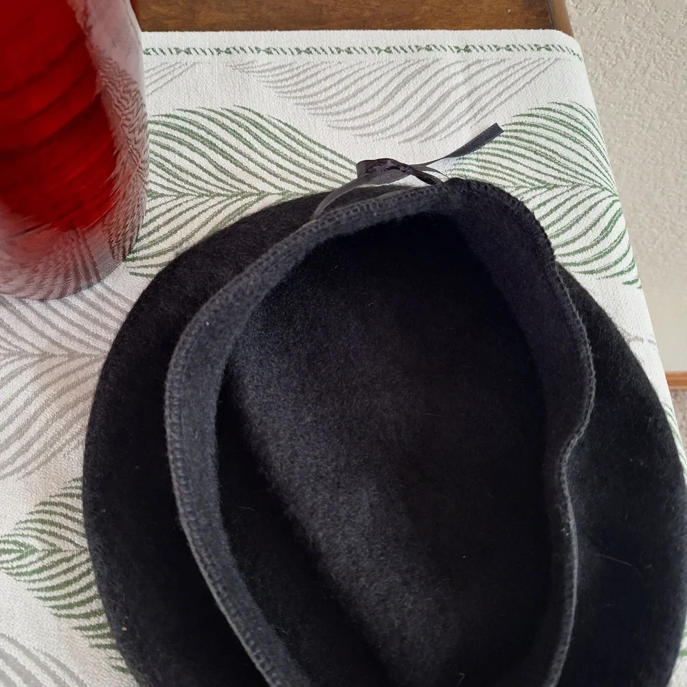 Classic Black Beret - Picture 4 of 4